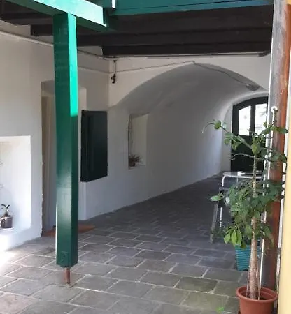 Apartment Mit 1 Schlafzimmer In Altstadthaus Sankt Veit an der Glan Buitenkant foto