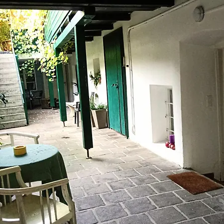 Apartment Mit 1 Schlafzimmer In Altstadthaus Sankt Veit an der Glan Buitenkant foto